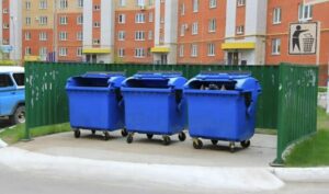 79-letnia kobieta każdego ranka grzebała w śmietniku. Ludzie myśleli, że szuka jedzenia… lecz prawda okazała się o wiele straszniejsza