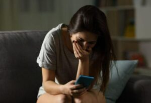 „Mamo… on był z nami w twoim brzuchu” — powiedział syn, wskazując na uliczne dziecko