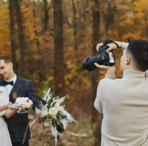 Sześć miesięcy po ślubie mojego syna fotograf zadzwonił do mnie w środku nocy. „Proszę pani… na zdjęciach ślubnych jest coś bardzo niepokojącego. Musi to pani zobaczyć. Jak najszybciej”. Wtedy już wiedziałam, że nic nigdy nie będzie takie jak dawniej. Ani dla mnie. Ani dla mojego syna.