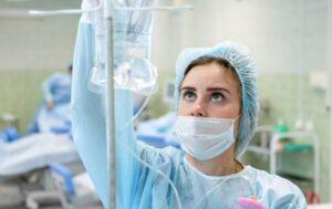 Bezdomna dziewczynka błagała o pomoc — aż „zwyczajny” mężczyzna z kąta wreszcie wstał