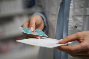 Trzeciego dnia naszej podróży na Hawaje mój syn przeglądał zdjęcia w pokoju hotelowym w Waikiki. „Mamo, to zdjęcie wygląda dziwnie”. Kiedy zobaczyłam efekt na rodzinnym zdjęciu zrobionym na plaży pierwszego dnia, krew mi zmroziła krew w żyłach. „Dlaczego to…?” – wyszeptałam. Mąż natychmiast złapał naszego syna i zaczął się pakować. „Jedźmy do domu. Już”.