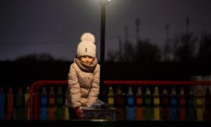 Okrutny magnat finansowy porzuca w połowie spotkania fuzję wartą miliardy dolarów, gdy otrzymuje telefon od tajemniczej, wygłodzonej córki!