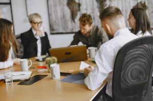 Sekretarka źle się poczuła w pracy i wyszła na zewnątrz. Usiadła na ławce i zamknęła oczy. Kiedy się ocknęła, zobaczyła starszego mężczyznę próbującego zdjąć jej złotą bransoletkę z nadgarstka.