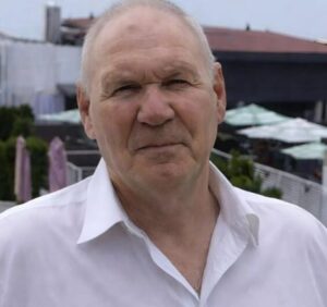 Pewnego dnia dyrektor spojrzał na moje zabłocone buty, odchrząknął… i przed całą klasą przeprosił za mój „niechlujny wygląd”.