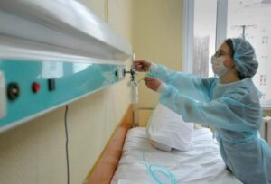 Przyniósł ją na rękach, powtarzając jedno zdanie