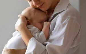 W samolocie mężczyzna zaczął krzyczeć na mnie i na moje dziecko w sposób tak niecierpliwy i agresywny, że cały pasażerski salon wstrzymał oddech.