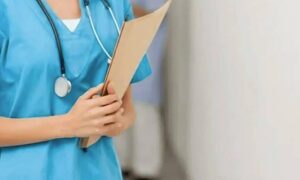 Przyniósł ją na rękach, powtarzając jedno zdanie