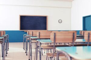 Sekretarka źle się poczuła w pracy i wyszła na zewnątrz. Usiadła na ławce i zamknęła oczy. Kiedy się ocknęła, zobaczyła starszego mężczyznę próbującego zdjąć jej złotą bransoletkę z nadgarstka.