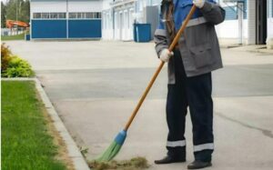 „Jeśli naprawisz ciężarówkę, będzie twoja” – powiedział szyderczo właściciel do starego sprzątacza. Wszyscy wybuchnęli śmiechem.
