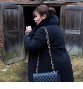 Pewna kobieta, podejrzewając swojego męża o zdradę, wynajęła prywatnego detektywa, ale gdy dotarła pod wskazany adres, to, co zobaczyła, ją przeraziło.