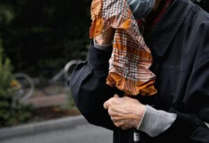Miliarder, który wrócił do domu jako nędzarz. Próba, która obnażyła wszystko