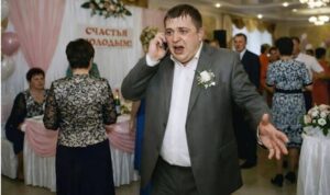 W dniu mojego ślubu moi przyszli teściowie wyśmiali mojego ojca przed pięciuset osobami. Powiedzieli: „To nie ojciec — to śmieć”. Moja narzeczona się zaśmiała. Wstałem i przerwałem ceremonię. Ojciec spojrzał na mnie i powiedział: „Synu… jestem miliarderem”. Od tego momentu całe moje życie zmieniło się na zawsze.