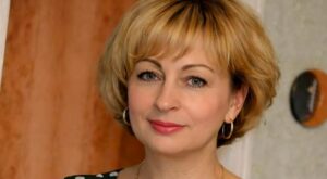 Mój mąż był w śpiączce przez 6 lat i nie mógł się nawet ruszyć, ale każdego dnia zauważałam, że nosi czystą bieliznę: zaczęłam nabierać podejrzeń i pewnego dnia udawałam, że jadę w podróż służbową, ale schowałam się i zaczęłam obserwować dom . To, co zobaczyłam, mnie przeraziło