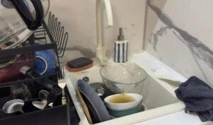 Mężczyzna zaprosił mnie do siebie na kolację. Myślałam o spokojnym, przyjemnym wieczorze, rozmowie przy stole, może lampce wina. Zamiast tego w kuchni czekała mnie góra brudnych naczyń w zlewie, a na stole rozrzucone produkty spożywcze. On spokojnie rzucił: — Chcę zobaczyć, jaka jesteś gospodynią. Czy potrafisz gotować.