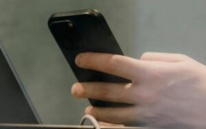 Żona pojechała w trzydniową podróż służbową i przed pójściem spać wysłała mężowi zdjęcie w szacie: mąż, widząc zdjęcie, natychmiast złożył pozew o rozwód, widząc tylko jeden szczegół
