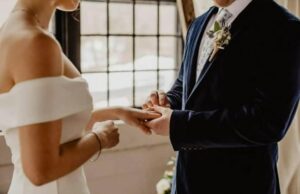 Dałam mojemu siostrzeńcowi własnoręcznie zrobiony prezent ślubny, ale jego narzeczona pokazała go wszystkim gościom i zaczęła się z niego naśmiewać. Ledwo powstrzymałam łzy i cicho odwróciłam się, żeby wyjść, ale w tym momencie ktoś mocno złapał mnie za ramię... I wtedy stało się coś, czego nikt w pokoju się nie spodziewał.