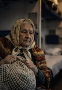 Jechałam pociągiem z starszą kobietą, która przez całą drogę patrzyła na mnie podejrzliwie i kurczowo ściskała torbę. Gdy pociąg gwałtownie zahamował, torba wypadła jej z rąk… a to, co się z niej wysypało, zmroziło mi krew w żyłach