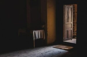 „Tato, mama krzyczy za drzwiami, czy ją boli?” — napisał sześciolatek do ojca, który był w podróży służbowej. Chłopiec przesłał wiadomość wprost z korytarza swojego mieszkania, a ojciec, początkowo nie dowierzając, poprosił, by przyłożył telefon do drzwi. Kilka sekund później zadzwonił na policję.