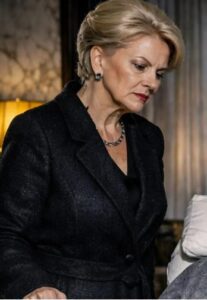Teściowa nienawidziła sparaliżowanej synowej i każdego dnia znajdowała nowy sposób, by ją upokorzyć. A mąż pewnego wieczoru przyprowadził do domu kochankę — prosto przy niej
