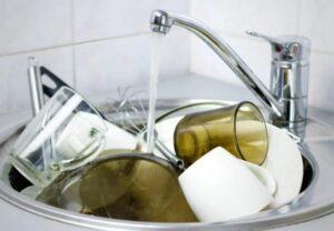 Mężczyzna zaprosił mnie do siebie na kolację. Myślałam o spokojnym, przyjemnym wieczorze, rozmowie przy stole, może lampce wina. Zamiast tego w kuchni czekała mnie góra brudnych naczyń w zlewie, a na stole rozrzucone produkty spożywcze. On spokojnie rzucił: — Chcę zobaczyć, jaka jesteś gospodynią. Czy potrafisz gotować.