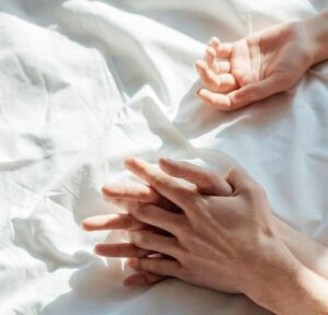 Żona pojechała w trzydniową podróż służbową i przed pójściem spać wysłała mężowi zdjęcie w szacie: mąż, widząc zdjęcie, natychmiast złożył pozew o rozwód, widząc tylko jeden szczegół