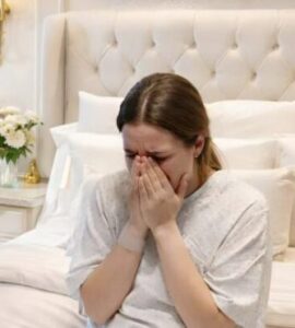 Po cesarskim cięciu byłam jeszcze półprzytomna z bólu i zmęczenia, kiedy do mojej sali wkroczyła teściowa z plikiem dokumentów adopcyjnych w dłoni. Roześmiała się szyderczo i rzuciła: — Nie zasługujesz na apartament VIP. Oddaj jednego z bliźniaków mojej córce — i tak sobie z nimi nie poradzisz.