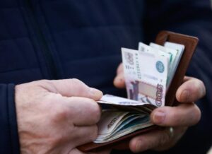 Moja matka ukradła kartę kredytową mojej żony i poszła na zakupy, jakby miała do tego pełne prawo, a potem wpadła we wściekłość, gdy płatność się nie powiodła. Pobiegłem do domu, gotowy wybuchnąć gniewem na żonę...