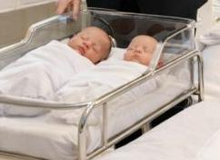 Po cesarskim cięciu byłam jeszcze półprzytomna z bólu i zmęczenia, kiedy do mojej sali wkroczyła teściowa z plikiem dokumentów adopcyjnych w dłoni. Roześmiała się szyderczo i rzuciła: — Nie zasługujesz na apartament VIP. Oddaj jednego z bliźniaków mojej córce — i tak sobie z nimi nie poradzisz.