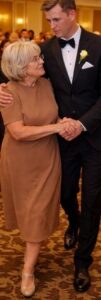 Dałam mojemu siostrzeńcowi własnoręcznie zrobiony prezent ślubny, ale jego narzeczona pokazała go wszystkim gościom i zaczęła się z niego naśmiewać. Ledwo powstrzymałam łzy i cicho odwróciłam się, żeby wyjść, ale w tym momencie ktoś mocno złapał mnie za ramię... I wtedy stało się coś, czego nikt w pokoju się nie spodziewał.