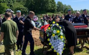 Podczas pogrzebu małej dziewczynki czterech mężczyzn nie było w stanie podnieść trumny, więc matka dziewczynki poprosiła o jej otwarcie .To, co wydarzyło się później, zszokowało wszystkich...