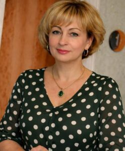 Mężczyzna zaprosił mnie do siebie na kolację. Myślałam o spokojnym, przyjemnym wieczorze, rozmowie przy stole, może lampce wina. Zamiast tego w kuchni czekała mnie góra brudnych naczyń w zlewie, a na stole rozrzucone produkty spożywcze. On spokojnie rzucił: — Chcę zobaczyć, jaka jesteś gospodynią. Czy potrafisz gotować.