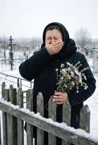 Nie powiedziałam nic mężowi i pojechałam na grób jego pierwszej żony, tylko po to, żeby położyć kwiaty… i sprawdzić coś, co od dawna kłębiło się w mojej głowie. Ale gdy dotarłam na miejsce, z rąk wypadł mi bukiet, a widok, który mnie tam powitał, odebrał mi oddech…
