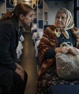 Jechałam pociągiem z starszą kobietą, która przez całą drogę patrzyła na mnie podejrzliwie i kurczowo ściskała torbę. Gdy pociąg gwałtownie zahamował, torba wypadła jej z rąk… a to, co się z niej wysypało, zmroziło mi krew w żyłach