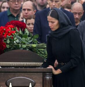 Podczas pogrzebu małej dziewczynki czterech mężczyzn nie było w stanie podnieść trumny, więc matka dziewczynki poprosiła o jej otwarcie .To, co wydarzyło się później, zszokowało wszystkich...