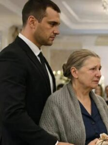 Podczas wesela pan młody, zawstydzony przed bogatymi krewnymi narzeczonej, kazał ochronie wyprowadzić swoją ubogą matkę z sali…