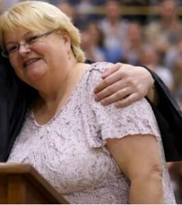 Przez całą szkołę koledzy dokuczali mi tylko dlatego, że moja mama pracowała jako śmieciarka. Ale na zakończenie roku szkolnego chwyciłam mikrofon i wypowiedziałam kilka słów, które sprawiły, że cała sala zamarła.