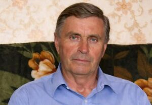 Mój ojciec porzucił mnie i moje siostry, gdy miałam dwanaście lat, zamieszkał z inną kobietą, która miała syna i spędził z nimi całe życie. Kiedy dorósł, jego adoptowana córka wyrzuciła go z domu, a pewnego dnia pojawił się w naszych drzwiach