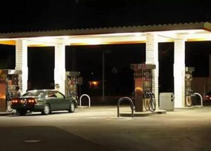 Moi wnukowie zostawili mnie nocą na środku drogi… i po prostu odjechali. Ale kilka godzin później wydarzyło się coś, czego nigdy bym się nie spodziewała