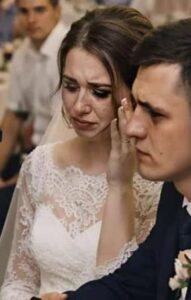 W samym środku weselnego przyjęcia teściowa chwyciła za mikrofon i — nie krępując się obecnością gości — nazwała pannę młodą „biedaczką” tylko dlatego, że wychowała się na wsi. Odpowiedź ojca panny młodej wprawiła wszystkich w osłupienie