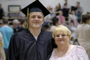 Przez całą szkołę koledzy dokuczali mi tylko dlatego, że moja mama pracowała jako śmieciarka. Ale na zakończenie roku szkolnego chwyciłam mikrofon i wypowiedziałam kilka słów, które sprawiły, że cała sala zamarła.