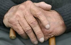 — Babciu… dziś w szkole dzieci się ze mnie śmiały, bo nie mam markowych ubrań. Co to właściwie znaczy?..