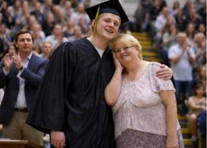 Przez całą szkołę koledzy dokuczali mi tylko dlatego, że moja mama pracowała jako śmieciarka. Ale na zakończenie roku szkolnego chwyciłam mikrofon i wypowiedziałam kilka słów, które sprawiły, że cała sala zamarła.