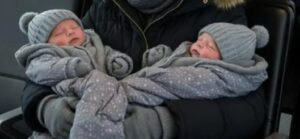 Milioner zamarł, gdy zobaczył swoją byłą gosposię przechodzącą przez Times Square z bliźniakami, którzy byli do niego jak dwie krople wody.