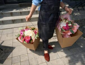 Kwiaciarz podszedł do kobiety na ulicy i poprosił ją o kupno kwiatów. Kobieta wzięła je i nie zapłaciła. Bogaty mężczyzna zauważył ją i zrobił coś, czego się nie spodziewał.