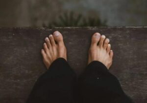 Kobieta w podartych, brudnych ubraniach i z bosymi stopami weszła do kościoła. Wierni spojrzeli na nią z wyraźną niechęcią, niektórzy z odrazą odwrócili wzrok, inni wymienili krótkie, pełne dezaprobaty spojrzenia. Nikt jednak nie spodziewał się, że za chwilę wydarzy się coś, co na długo pozostanie w ich pamięci.