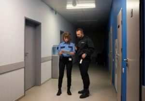 To zdarzenie na długo pozostało w mojej pamięci — nie dlatego, że było najbardziej dramatyczne w mojej służbie, lecz dlatego, że przypomniało mi, jak cienka bywa granica między lękiem a rzeczywistością, między dziecięcą wyobraźnią a prawdziwym zagrożeniem.