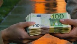 Mąż wyrzucił żonę i dzieci z domu, ale kochanka poszła za nimi, dała kobiecie 10 000 euro i szepnęła jej do ucha: „Wróć za trzy dni… czeka cię niespodzianka…”