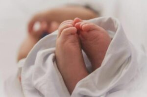Każdego ranka siedemdziesięciodziewięcioletnia kobieta grzebała w koszach na śmieci na swoim podwórku. Wszyscy myśleli, że szuka czegoś do jedzenia… ale prawda, kiedy wychodziła na zewnątrz, była o wiele mroczniejsza, wręcz nie do zniesienia.