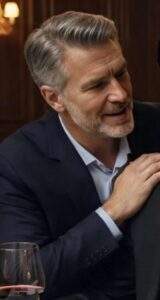 „Zajrzyj pod stół” – szepnęła kelnerka do szefa mafii, który siedział sam... A to, co wydarzyło się później, zszokowało wszystkich.