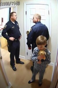 To zdarzenie na długo pozostało w mojej pamięci — nie dlatego, że było najbardziej dramatyczne w mojej służbie, lecz dlatego, że przypomniało mi, jak cienka bywa granica między lękiem a rzeczywistością, między dziecięcą wyobraźnią a prawdziwym zagrożeniem.